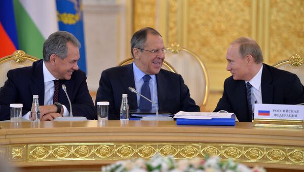 Vladímir Putin (dcha.), ministro de Defensa, Serguéi Shoigú y ministro de Exteriores, Serguéi Lavrov - Sputnik Mundo