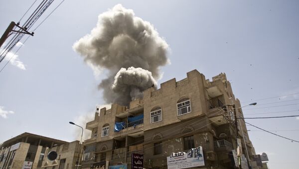 Bombardeo de la coalición árabe en Yemen - Sputnik Mundo