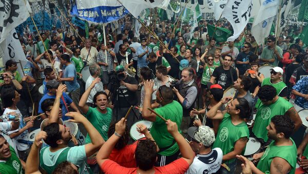 Sindicalistas argentinos protestan contra el presidente Mauricio Macri - Sputnik Mundo