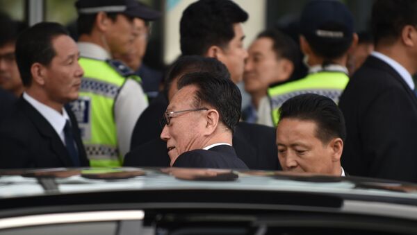 North Korea's Kim Yang-Gon (C), head of the United Front Department of the ruling Workers' Party of North Korea who is in charge of relations with the South, gets into a vehicle as he leaves a hotel at Incheon on October 4, 2014 - Sputnik Mundo