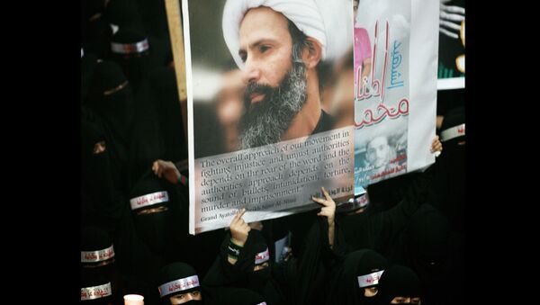 La imagén del clérigo chií Nimr Baqir al Nimr mostrada durante el funeral de tres chiíes atacados por las Fuerzas de Seguridad de Arabia Saudí, el 30 de septiembre de 2012 - Sputnik Mundo
