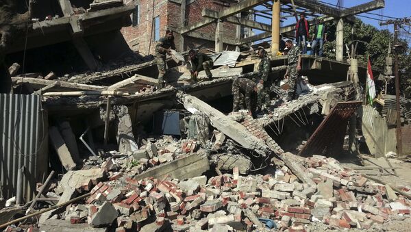 Los soldados indios retiran las partes de la casa destruida por el terremoto en Imphal 4 de Enero del 2016 - Sputnik Mundo