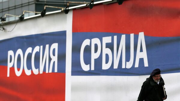 Pancarta Serbia Rusia en Belgrado (archivo) - Sputnik Mundo
