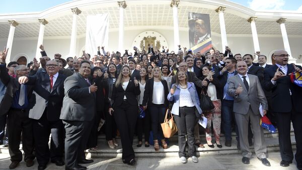 A group of Venezuelan opposition deputies pose in front of the parliament the day of their installation in Caracas, on January 5, 2016. - Sputnik Mundo