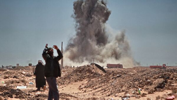 Bombardeos de una ciudad en Libia - Sputnik Mundo