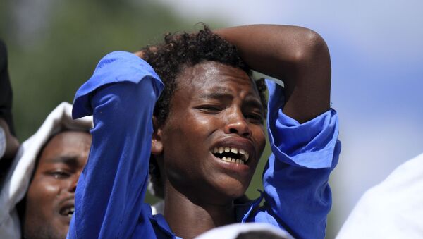 A man mourns during the funeral ceremony of Dinka Chala a primary school teacher who family members said was shot dead by military forces during a recent demonstration in Holonkomi town in Ethiopia - Sputnik Mundo