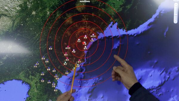 Officers from the Korea Meteorological Administration point at the epicenter of seismic waves in North Korea, at the National Earthquake and Volcano Center of the Korea Meteorological Administration in Seoul, South Korea, Wednesday, Jan. 6, 2016. - Sputnik Mundo