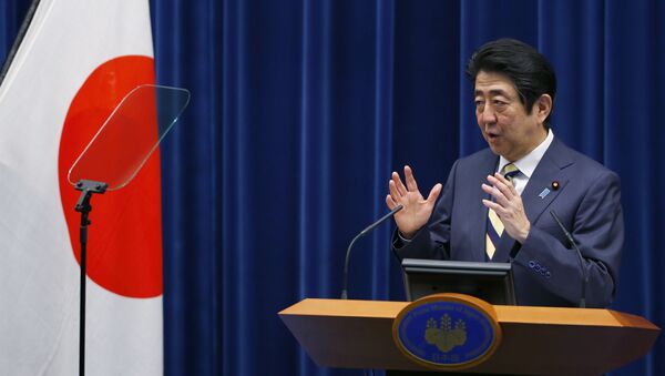 Japanese Prime Minister Shinzo Abe delivers a speech during a new year's press conference at his official residence in Tokyo, Monday, Jan. 4, 2016 - Sputnik Mundo