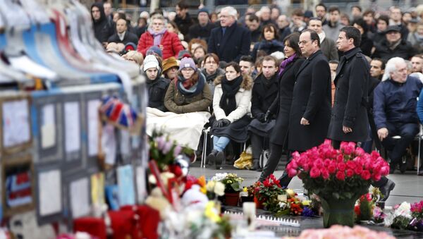 French President Francois Hollande, Prime Minister Manuel Valls and Paris Mayor Anne Hidalgo attend a ceremony at Place de la Republique square to pay tribute to the victims of last year's shooting at the French satirical newspaper Charlie Hebdo, in Paris - Sputnik Mundo