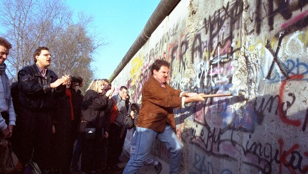 La caída del muro de Berlín en 1989 - Sputnik Mundo