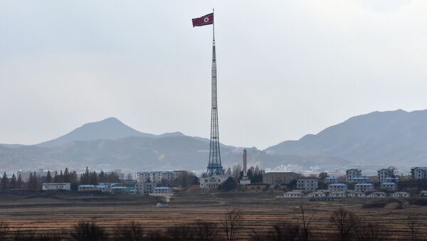 La bandera del Corea del Norte cerca de la zona desmilitarizada en la frontera intercoreana - Sputnik Mundo