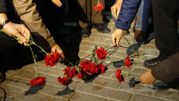 Flores en homenaje a las víctimas del atentado en Estambul - Sputnik Mundo