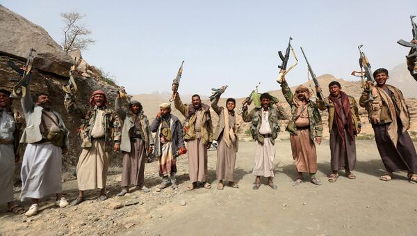Soldados leales al Gobierno de Yemen alzan sus rifles - Sputnik Mundo