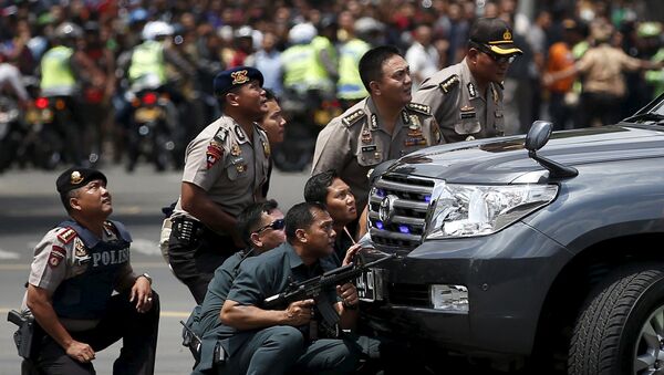 Policías indonesios en el lugar del atentado en Yakarta - Sputnik Mundo