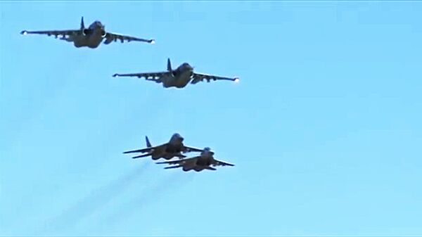 Bombarderos Su-25 de la Fuerza Aeroespacial de Rusia y cazas MiG-29 de la Fuerza Aérea de Siria - Sputnik Mundo
