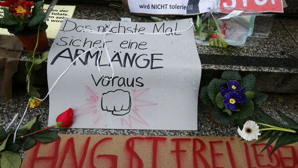 Flores y carteles en el lugar de las violaciones a mujeres alemanas en Colonia durante Nochevieja - Sputnik Mundo