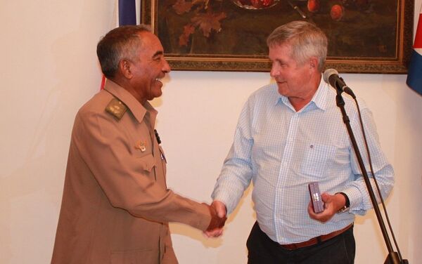 El cosmonauta Viktor Petrovich Savinykh (dcha) entrega la condecoración Orden Tsiolkovskii a Arnaldo Tamayo Méndez en la Embajada rusa en Cuba - Sputnik Mundo