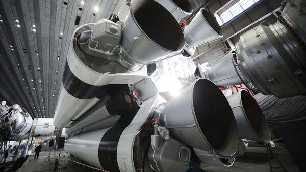 Montaje de un cohete Protón - Sputnik Mundo
