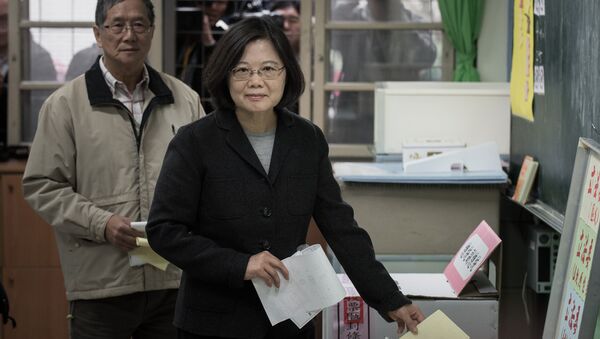 Democratic Progressive Party (DPP) presidential candidate Tsai Ing-wen casts her vote in New Taipei City - Sputnik Mundo