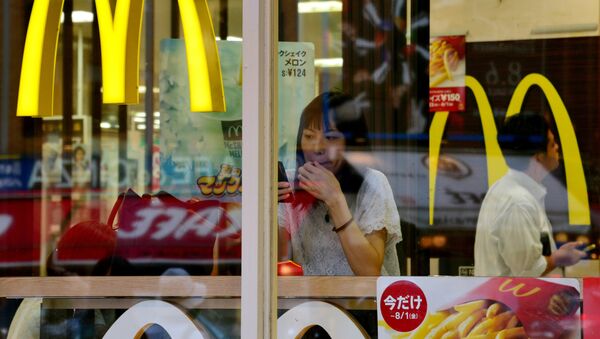 Una mujer en un restaurante McDonald's en Tokio (archivo) - Sputnik Mundo