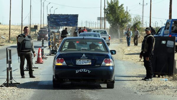 Los policías egipcios inspeccionan vehículos en el norte del Sinaí - Sputnik Mundo