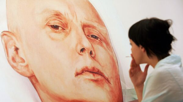 An art gallery visitor looks at a painting showing Alexander Litvinenko - Sputnik Mundo