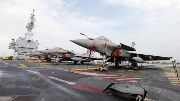 French Rafale Marine fighter aircrafts on flight deck of the aircraft carrier Charles De Gaulle - Sputnik Mundo