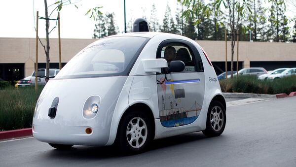 Un automóvil sin conductor cruza el parking de la sede de Google. - Sputnik Mundo