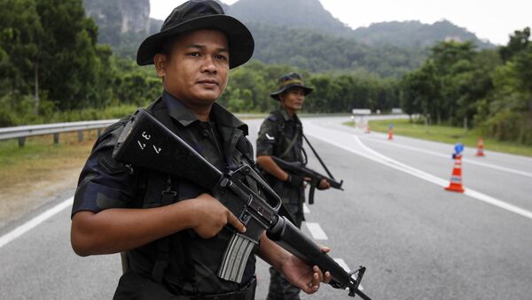Malaysian Police stands guard at the Malaysia-Thailand border. - Sputnik Mundo
