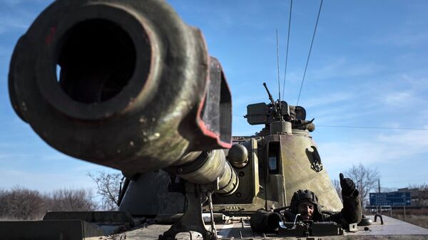 Artillería ucraniana en Donbás (archivo) - Sputnik Mundo