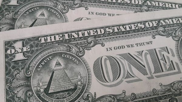 Billetes de dólar con la frase In God We Trust - Sputnik Mundo
