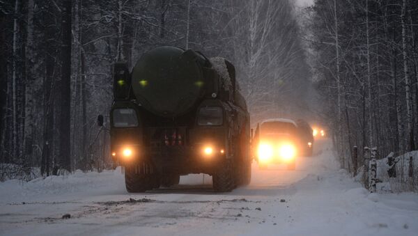 Мобильные ракетные комплексы Тополь заступили на боевое дежурство в Новосибирской области - Sputnik Mundo
