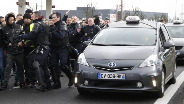 La reacción de la Policía a la huelga de taxistas en Francia - Sputnik Mundo
