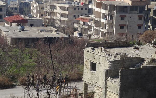 Soldados sirios en las calles de la ciudad liberada - Sputnik Mundo