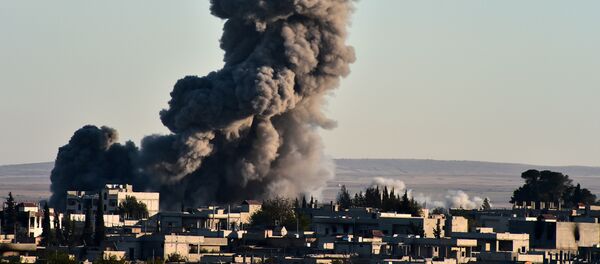 Un ataque aéreo realizado por la coalición encabezada por EEUU en Siria (archivo) Un ataque aéreo realizado por la coalición encabezada por EEUU en Siria (archivo) - Sputnik Mundo