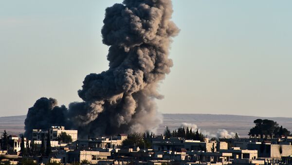 Un ataque aéreo realizado por la coalición encabezada por EEUU en Siria (archivo) - Sputnik Mundo
