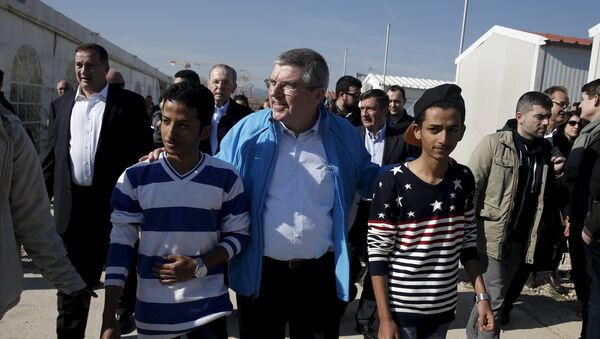 Thomas Bach, el presidente del Comité Olímpico Internacional, en un centro de acogida de refugiados en Atenas - Sputnik Mundo