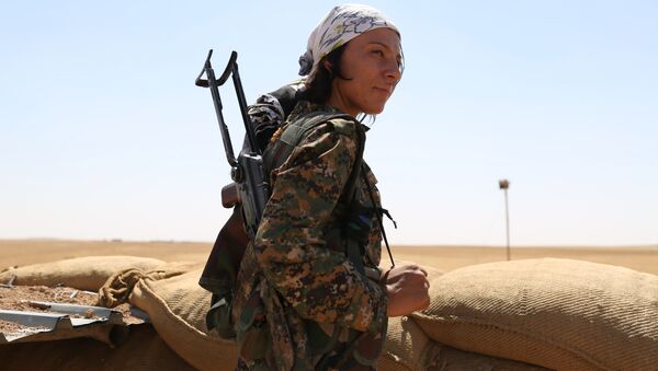 Una mujer kurda del batallón YPG en Siria (archivo) - Sputnik Mundo