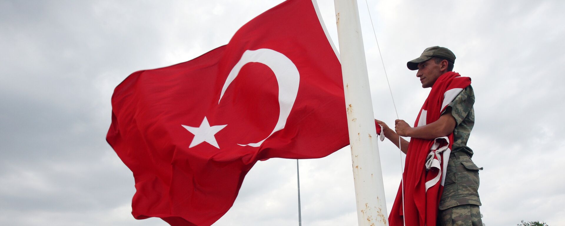 Soldado turco sube la bandera de Turquía - Sputnik Mundo, 1920, 07.10.2021
