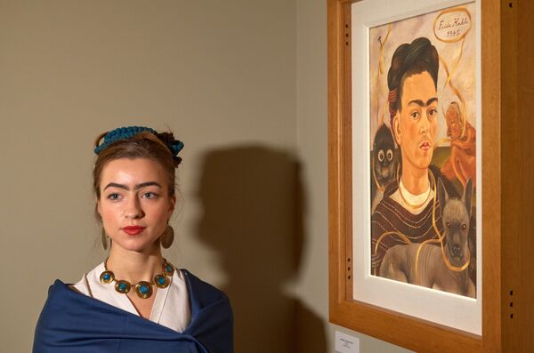 Una visitante de la exposición, vestida de Frida Kahlo Una visitante de la exposición, vestida de Frida Kahlo - Sputnik Mundo