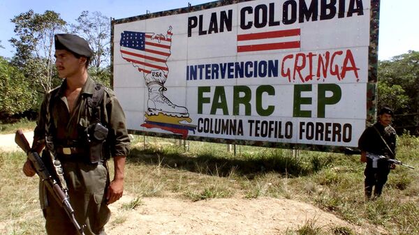 Miliciano de FARC cerca de una valla propagandística anti-EEUU (Archivo) - Sputnik Mundo