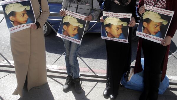 Los parientes de Mohammed Abu Jdeir sosteniendo sus fotos fuera de la Corte de Jerusalem - Sputnik Mundo