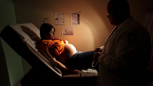 Una mujer embarazada en San Juan, Puerto Rico - Sputnik Mundo