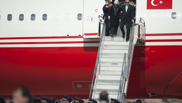 Presidente de Turquía, Tayyip Erdogan, bajando del avión en Santiago, Chile - Sputnik Mundo