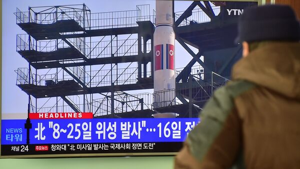 hows file footage of North Korea's Unha-3 rocket which launched in 2012, at a railway station in Seoul on February 3, 2016 - Sputnik Mundo