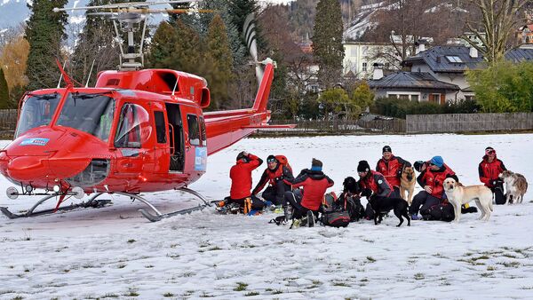 Equipos de rescate se preparan para buscar a un grupo de personas atrapadas en la nieve - Sputnik Mundo