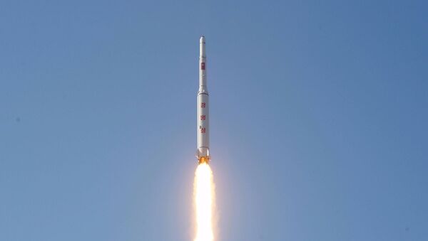 Corea del Norte lanza un misil de largo alcance - Sputnik Mundo