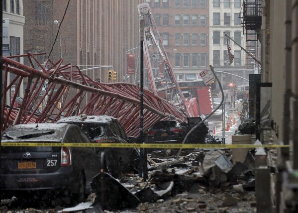 El derrumbe de una grúa de construcción en Manhattan - Sputnik Mundo