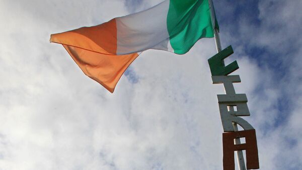 Las letras CIRA (Ejército Republicano Irlandés de la Continuidad) debajo de la bandera de Irlanda - Sputnik Mundo