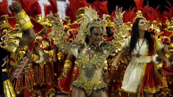 Estacio de Sa samba schooll's Drum Queen Luana Bandeira performs during the carnaval parade at the Sambadrome in Rio de Janeiro's Sambadrome February 7, 2016. - Sputnik Mundo